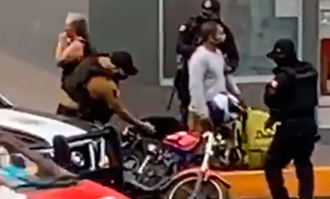 Policía quedó captado en video colocando una bolsa a repartidor detenido