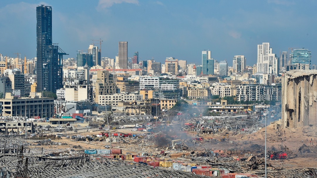 Vista general del puerto de Beirut tras explosión