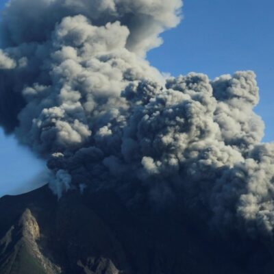 Volcán Sinabung expulsa columna de ceniza y humo de mil metros de altura