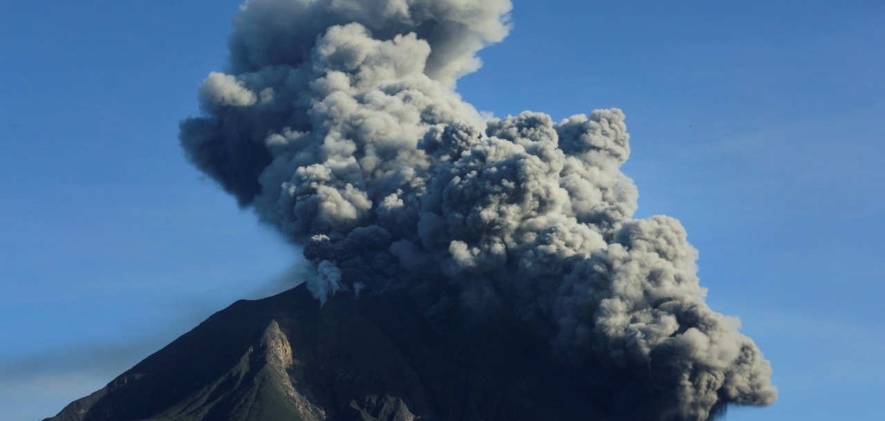 Volcán Sinabung expulsa columna de ceniza y humo de mil metros de altura