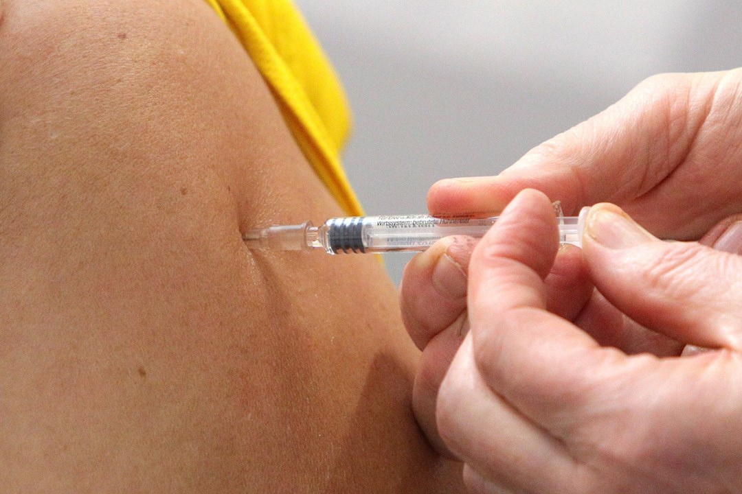 AstraZeneca informó que reanudará los ensayos de su vacuna contra el COVID-19 luego de suspenderlos por una reacción adversa en un voluntario