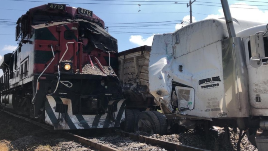 Un tren choca contra un tráiler en Nextlalpan