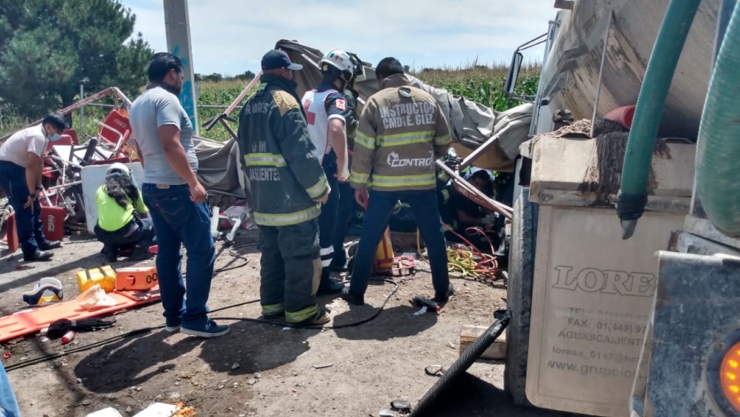 Accidente carretero en Aguascalientes deja dos muertos y al menos 12 heridos