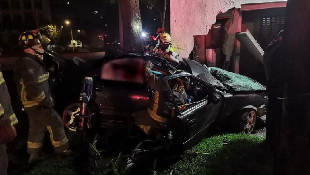 Muere automovilista al impactarse contra cárcamo de bombeo en Anillo Periférico, CDMX