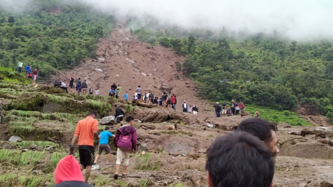 Alud de tierra en Nepal deja al menos 9 muertos y 22 desaparecidos