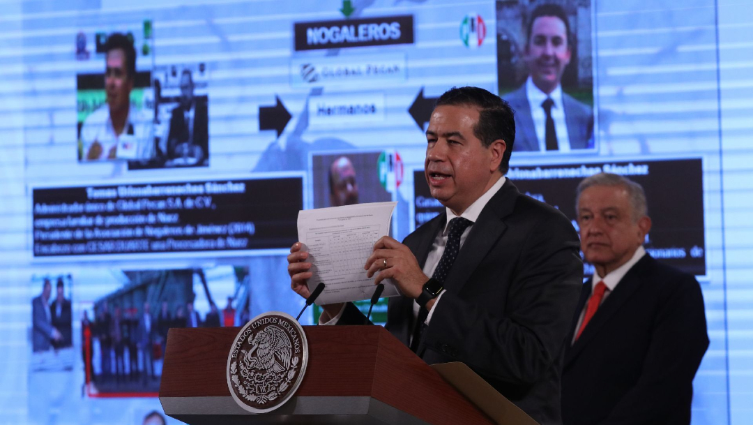 Ricardo Mejía Berdeja y Andrés Manuel López Obrador durante la cobfernecia de prensa sobre el conflicto del agua en Chihuahua