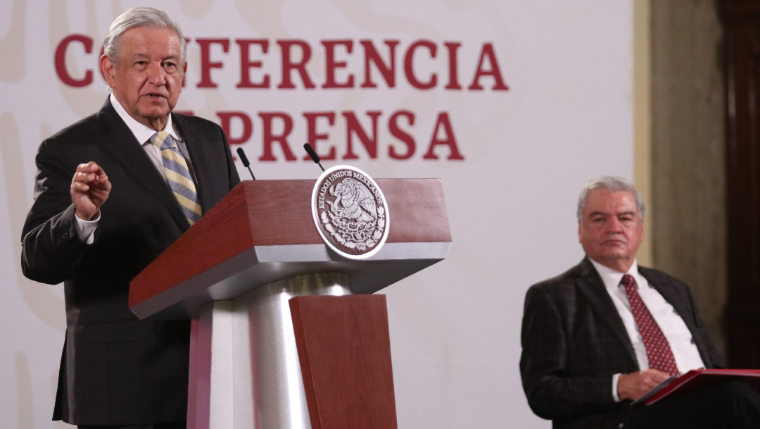 Andrés Manuel López Obrador y Ernesto Prieto Ortega, director de la Lotería Nacional durante la conferencia de prensa matutina
