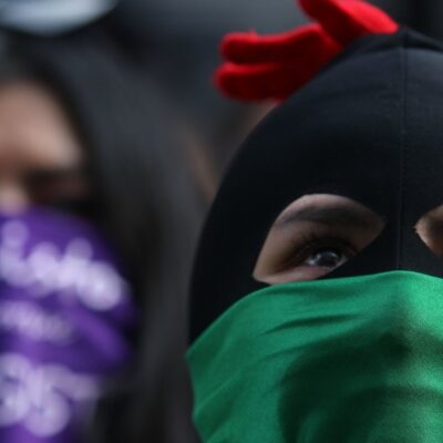 Feministas y familiares de víctimas protestan en el ‘Antigrita’ afuera de la CNDH