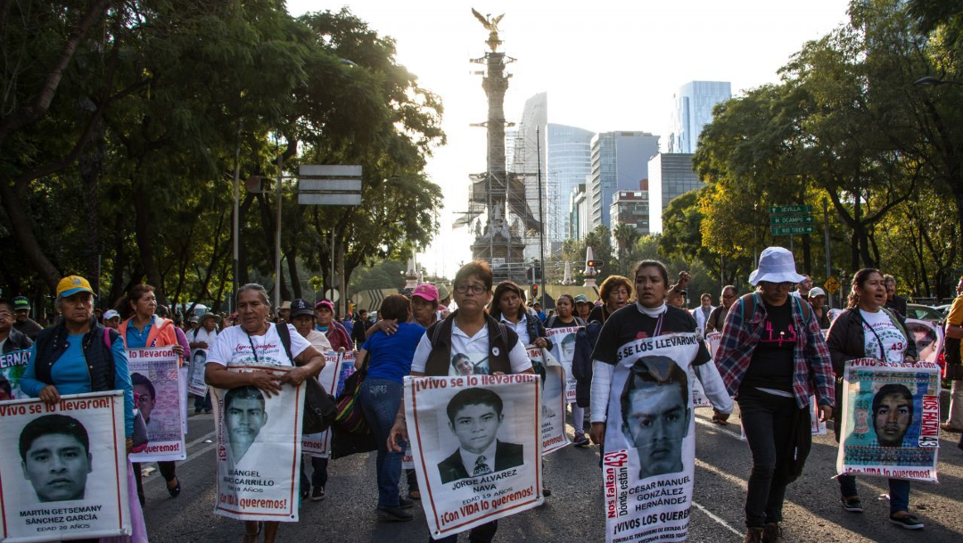 Familiares e integrantes de colectivos que buscan a los 43 normalistas desaparecidos en Ayotzinapa marchan en la CDMX.