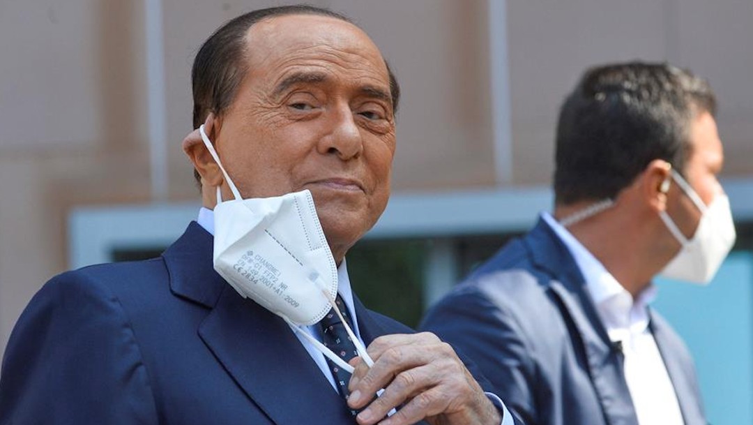 Berlusconi sale del hospital tras COVID-19; dice que esta vez también la libró