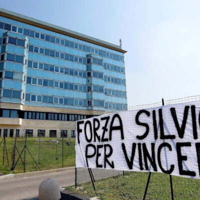 Exprimer ministro Berlusconi permanece estable tras dar positivo a coronavirus COVID-19