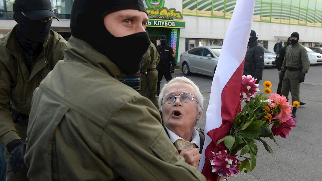Policías bielorrusos detienen a una activista de la oposición Nina Baginskaya, de 73 años