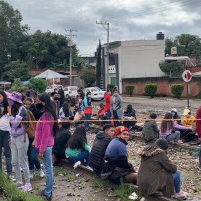 Bloqueos de normalistas a vías en Michoacán generan pérdidas por 100 mdp