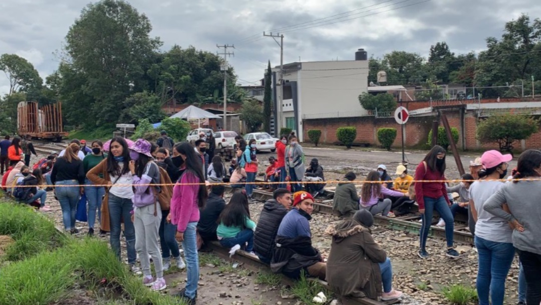 Bloqueo en vías del tren en comunidad de Uruapan, Michoacán