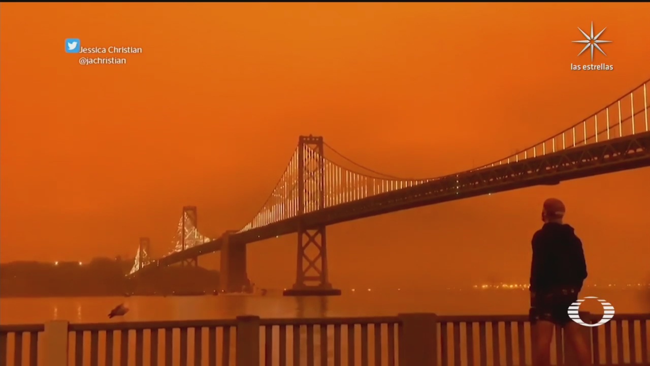 puente de San Francisco, California, iluminado de rojo por los incendios forestales