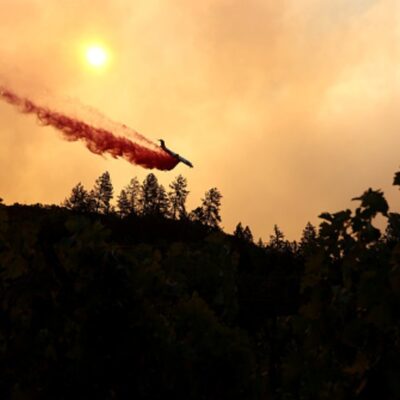 Evacuan hospital por nuevo incendio forestal en California