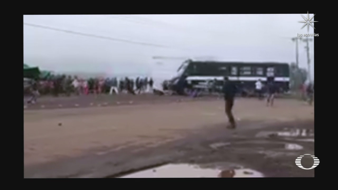 Camión de la Policía de Michoacán arrolla a normalistas en Tiripetío Michoacán durante una protesta