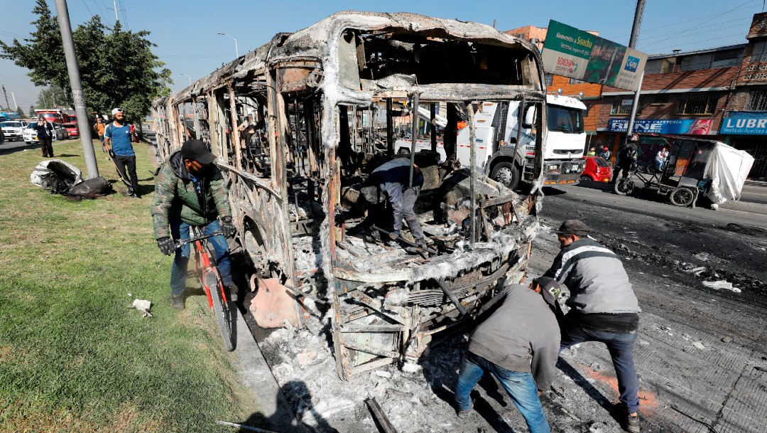 Camión incendidado durante protestas en Colombia