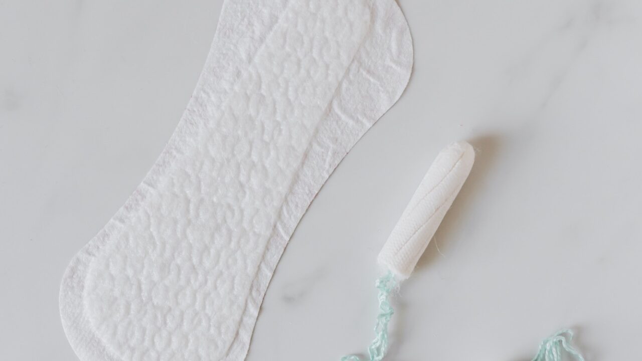 Buscan quitar IVA a toallas y productos para menstruación