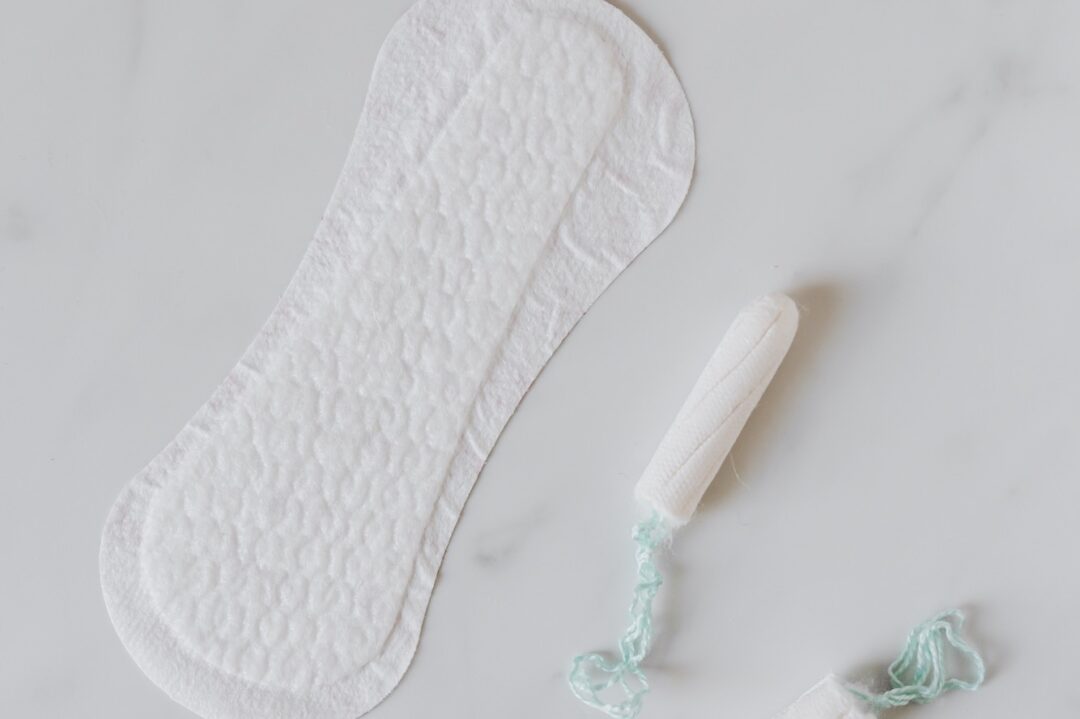 Buscan quitar IVA a toallas y productos para menstruación