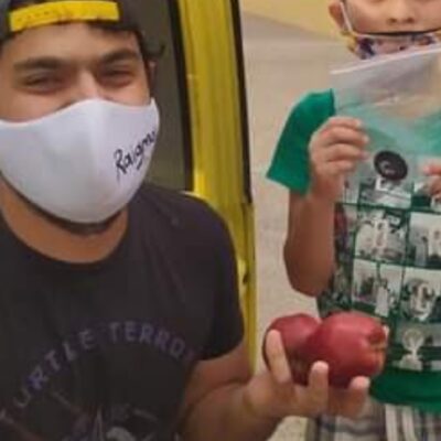 Un trueque viral: niño intercambió dos manzanas por un tazo de Pac-Man