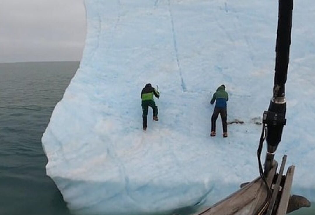 Video: iceberg se volteó sobre dos exploradores
