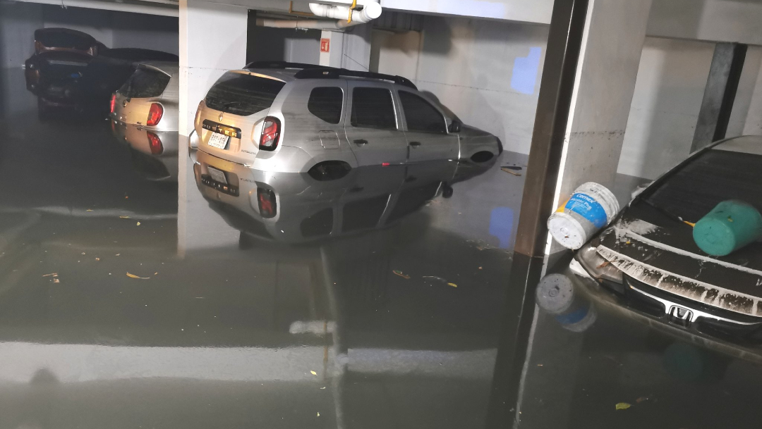 Casas inundadas, vecinos atrapados y carros bajo el agua, el saldo de lluvias en CDMX
