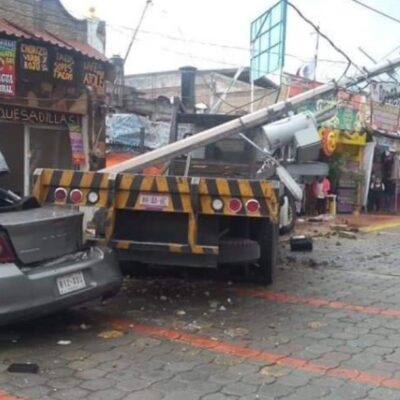 Choque de camión contra puestos en La Marquesa deja seis lesionados