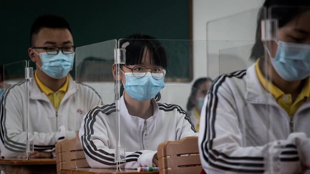 Cerca de 1.4 millones de estudiantes reanudaron sus clases en Wuhan