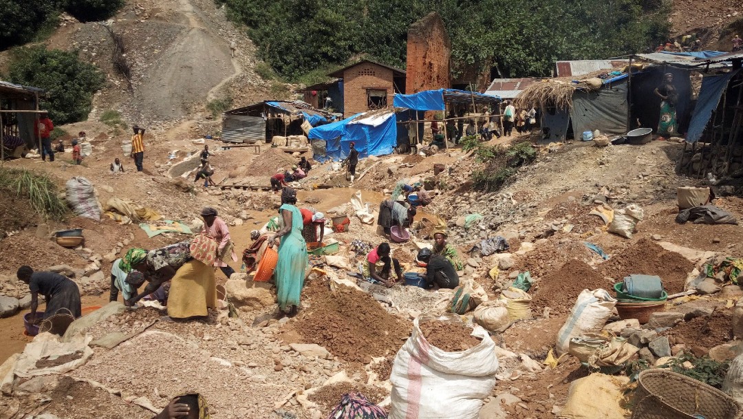 Colapsan pozos mineros en el Congo, reportan al menos 50 muertos