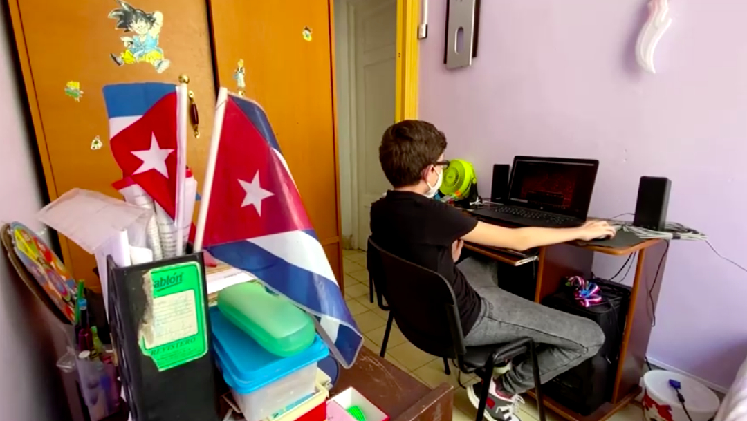 El menor cursa el sexto grado en una escuela de La Habana, Cuba, es muy inteligente, ha cursado estudios de informática y además ha estudiado inglés y chino