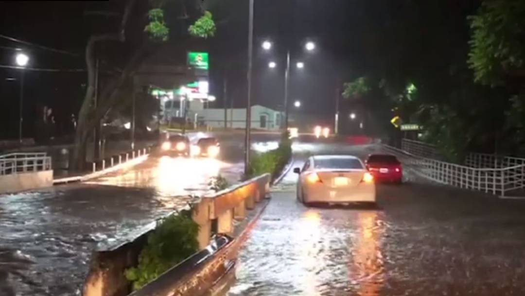La Depresión Tropical 17-E provocó el desbordamiento de varios arroyos en Colima, sin embargo, la Conagua señala que el fenómeno se alejará del país