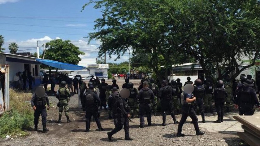 Desalojan a integrantes de la CNTE que bloqueaban vías férreas en Michoacán.