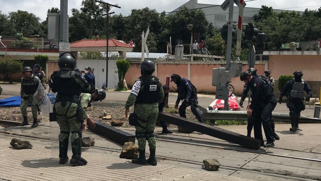 Desalojan a integrantes de la CNTE que bloqueaban vías férreas en Michoacán.