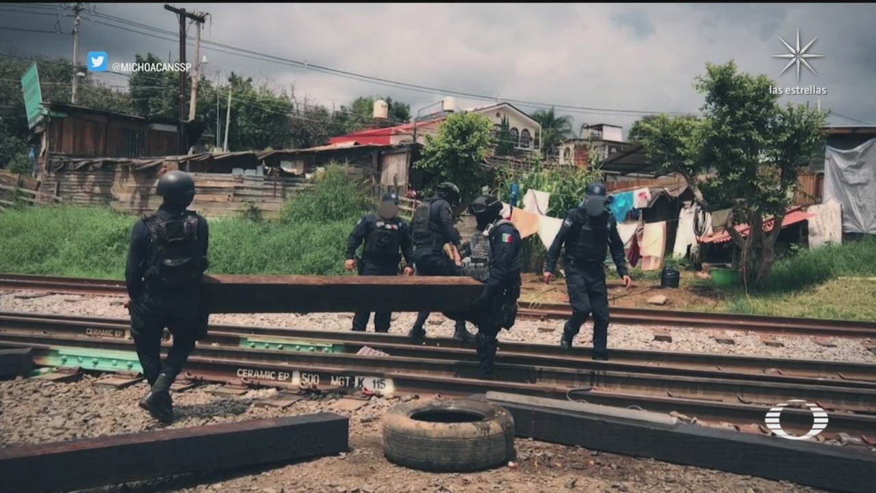 policías estatales desalojan a integrantes de la cnte que bloquearon vias ferreas en michoacan
