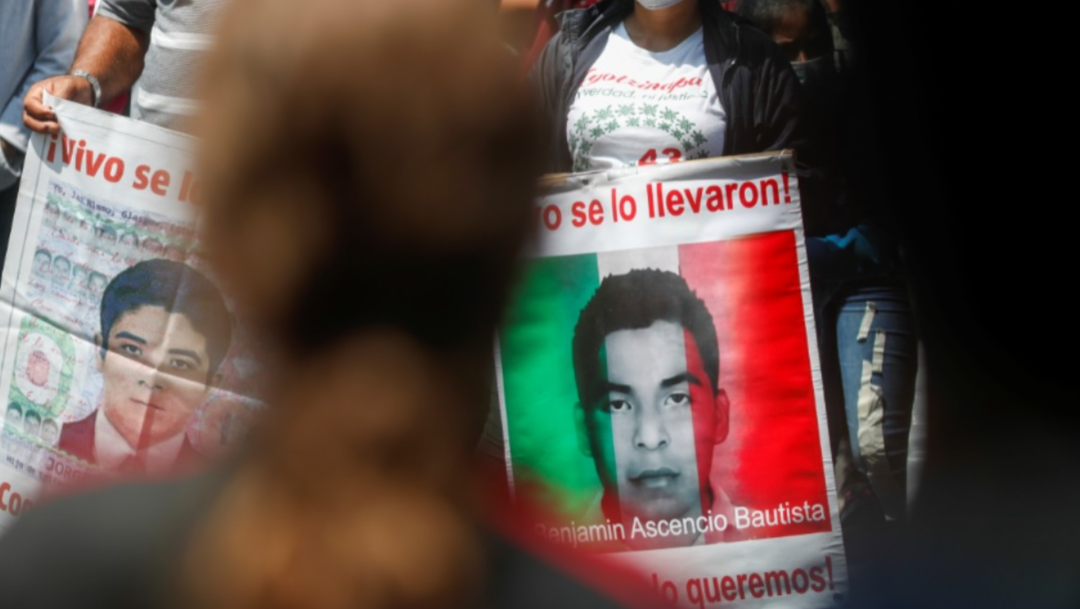 Familiares de caso Ayotzinapa protestan frente a la SCJN