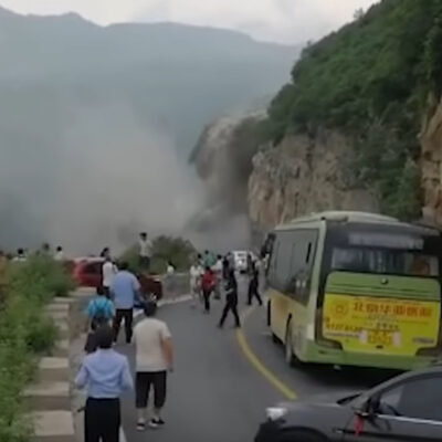 Aterrador video viral en TikTok capta el derrumbe de una roca gigante sobre una carretera