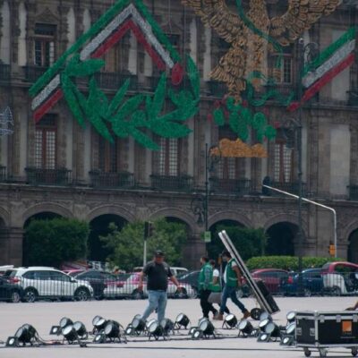 Alistan arreglos finales a iluminación patria en el Zócalo de la Ciudad de México