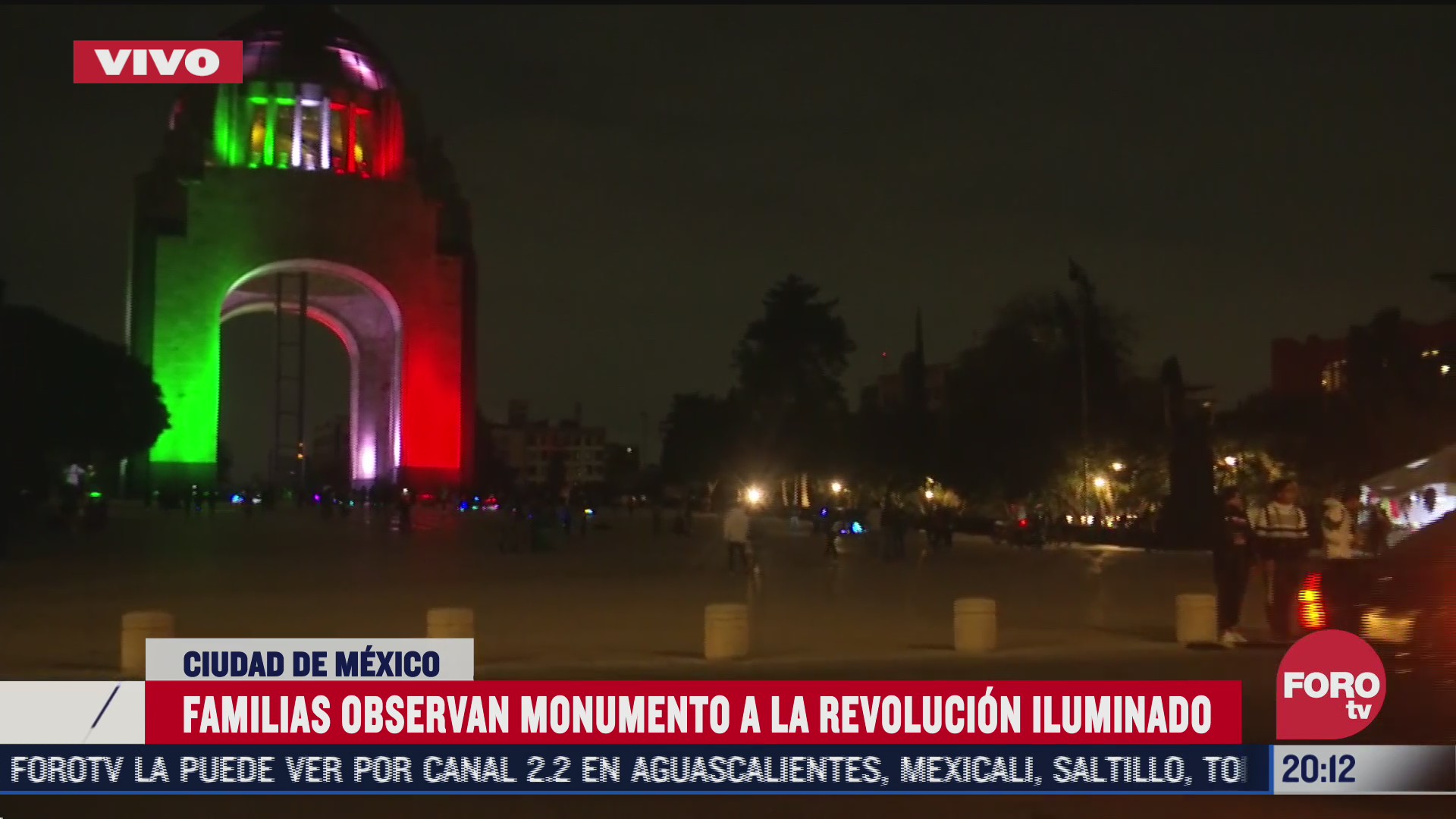 disfrutan iluminacion del monumento a la revolucion