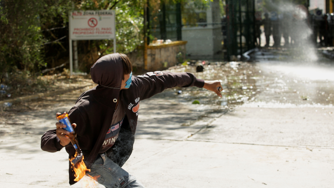 Manifestante lanza bomba Molotov a miembros de la Guardia Nacional Mexicana durante una protesta en Chihuahua