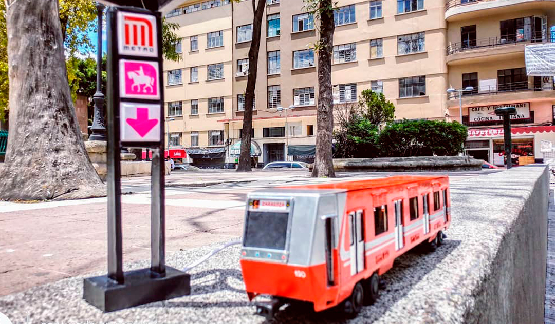 Esteleas y vagones miniatura del Metro de la CDMX