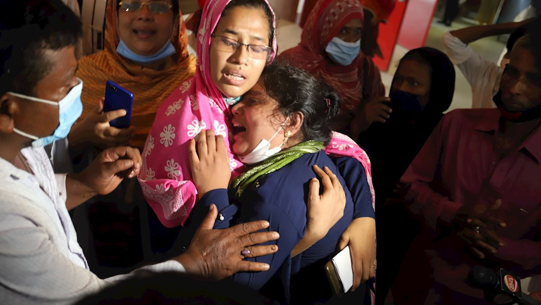 Familiares de las víctimas de la explosión lloran