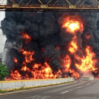 Choque provoca explosión de pipa con combustible en Tabasco; mueren 4 personas