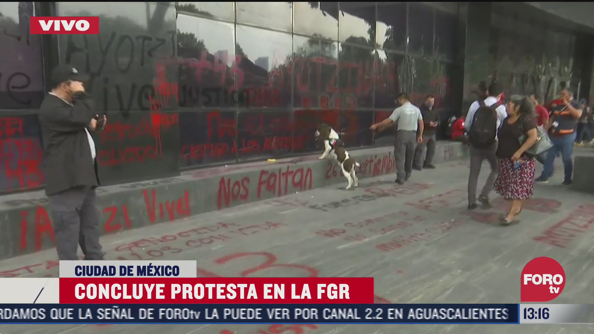 familiares de desaparecidos de ayotzinapa afuera de la fgr