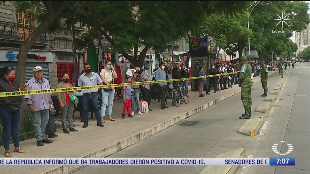 familias intentan llegar al zocalo cdmx para ver el desfile pese a cierre