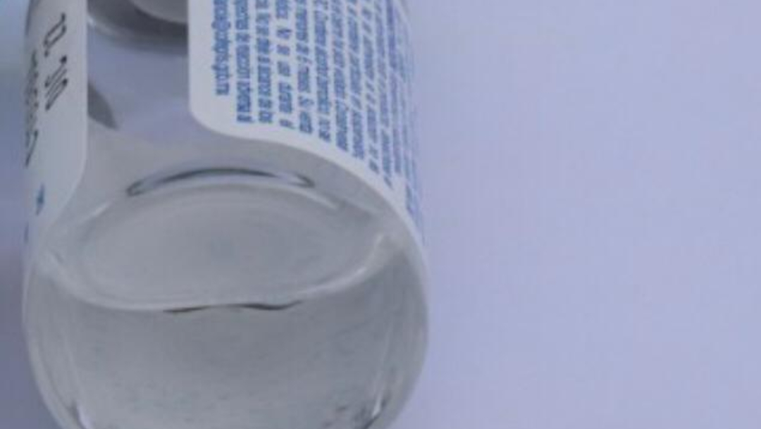 Foto de un frasco original con heparina sódica; el líquido se ve cristalino.