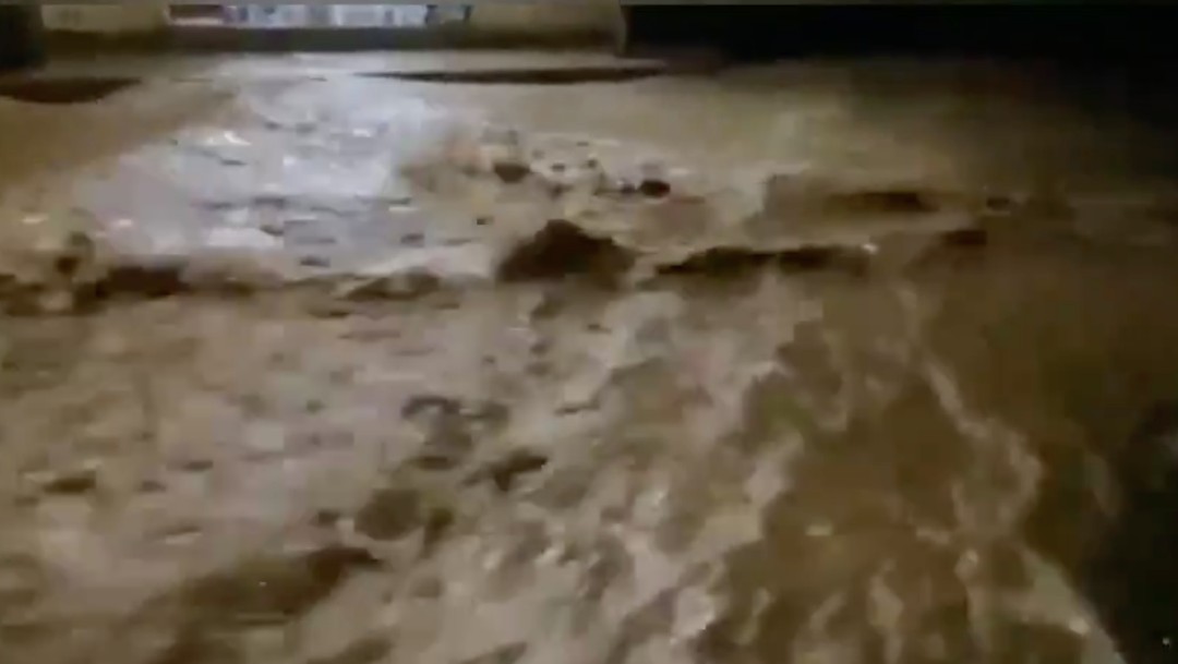 Fuerte lluvia causa inundaciones en varias colonias de Cuernavaca, Morelos