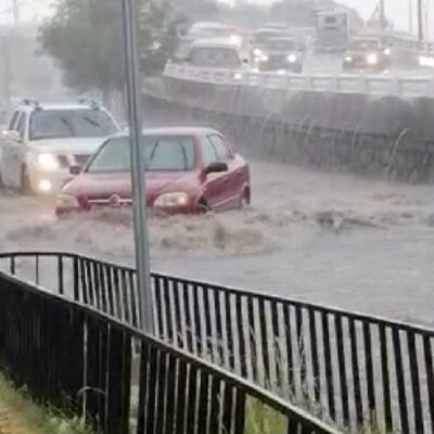 Fuerte lluvia causa inundaciones y corrientes de agua en calles de Zacatecas