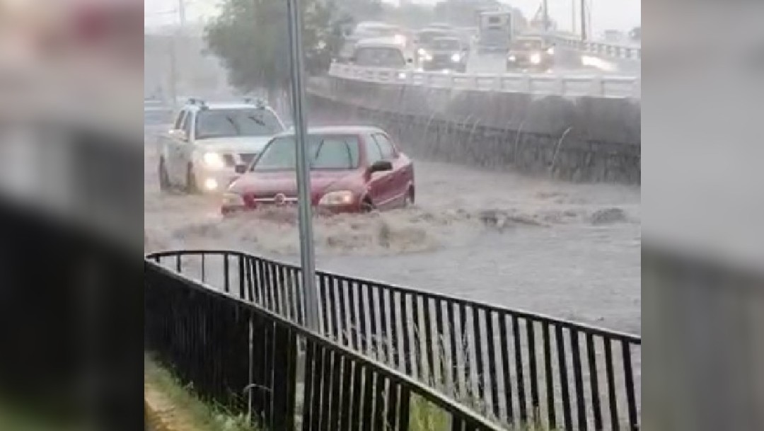 Fuerte lluvia causa inundaciones y corrientes de agua en calles de Zacatecas