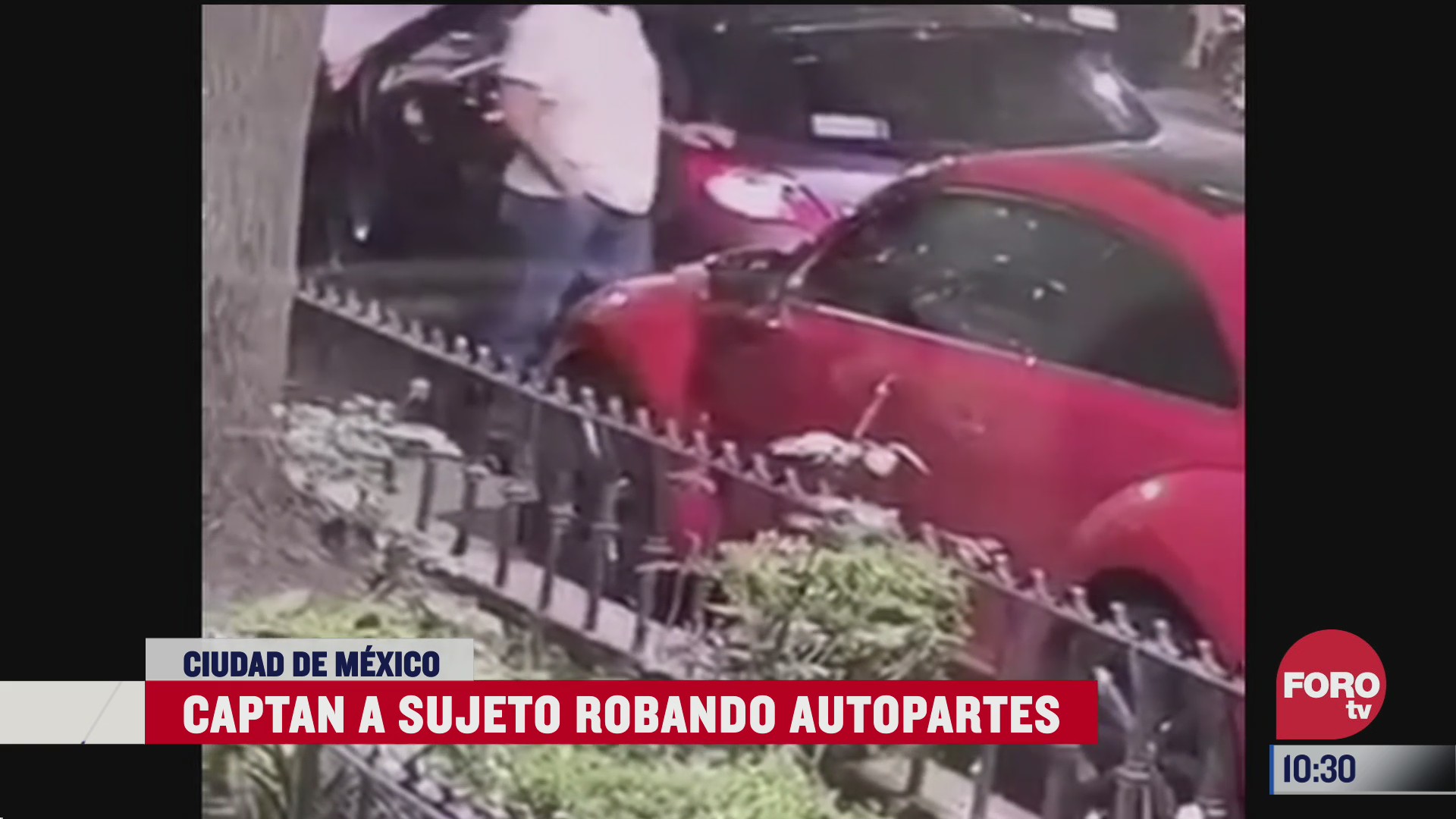 graban video donde un sujeto roba autopartes en la ciudad de mexico